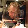 Rolli schaut tief ins Glas...